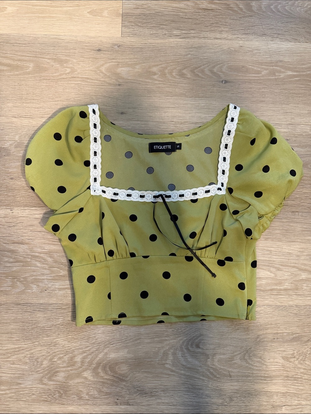 Etiquette boutique green polka dot crop top